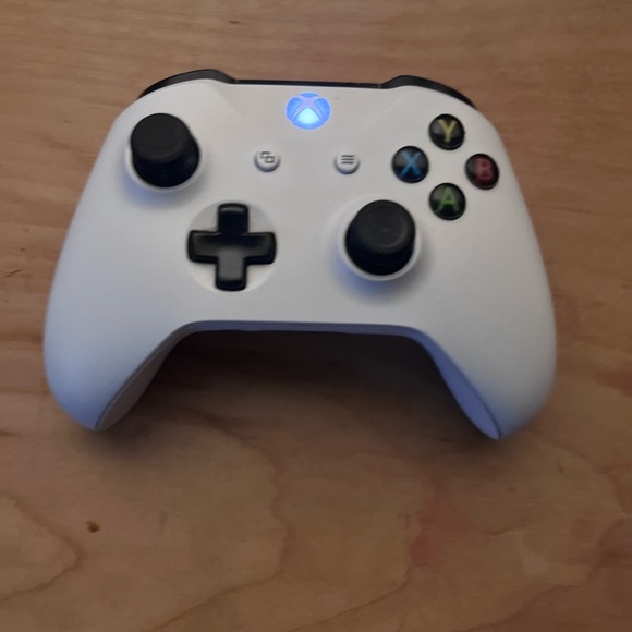 Xbox 1s - Picture 2 of 2